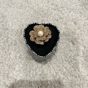 Gold Floral Pearl ring. Size 7 or 8